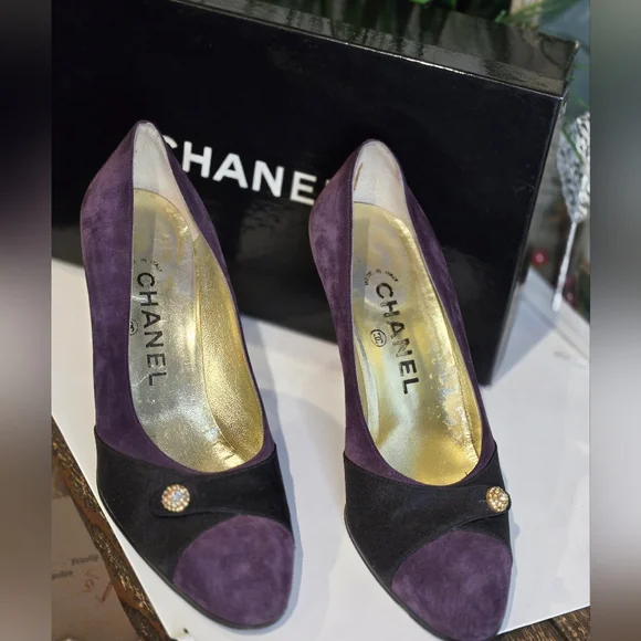 Chanel Vintage Women's Purple Suede and Black Heels - Picture 2 of 16